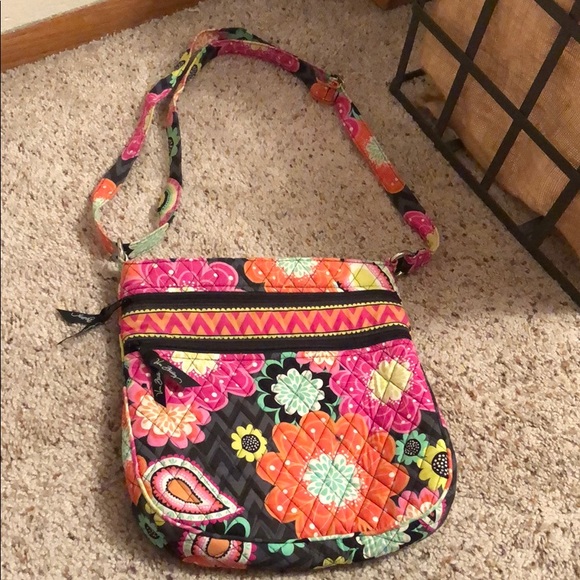 Vera Bradley Handbags - Vera Bradley Crossbody- like new